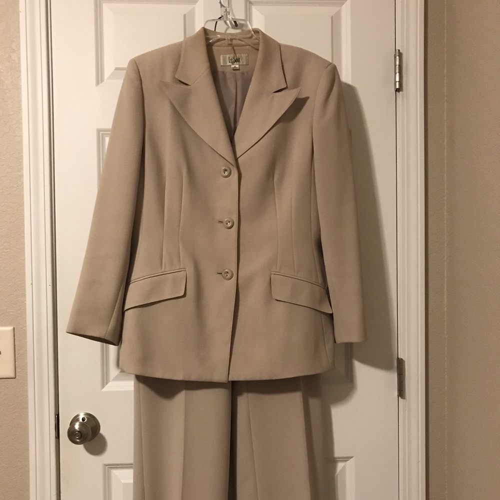 Light beige lined Le Suit pantsuit